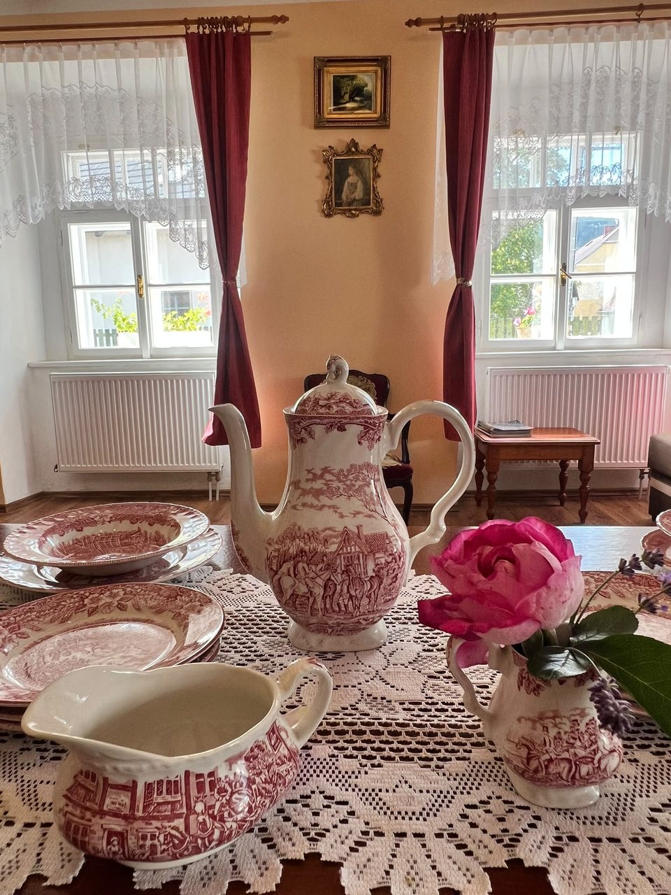 Prostřený stůl s růžovým porcelánem