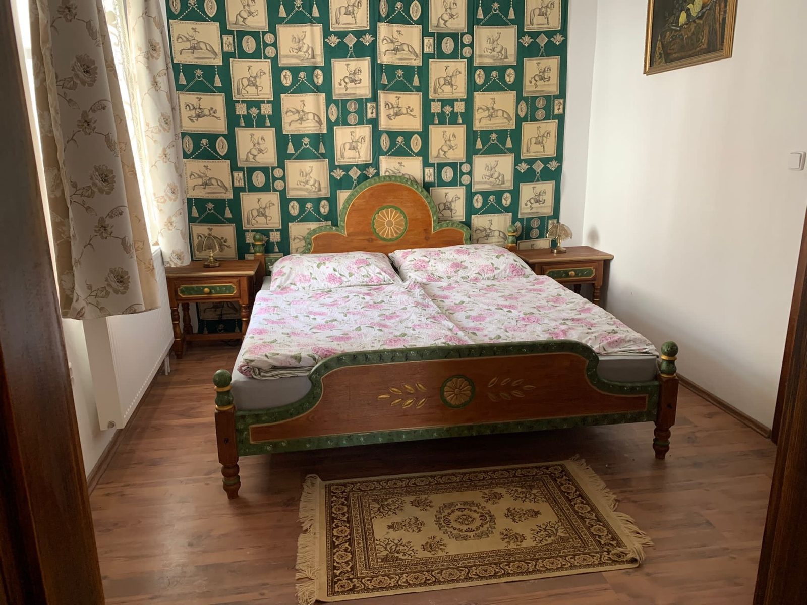Ložnice apartmánu č. 1 s malovaným selským nábytkem