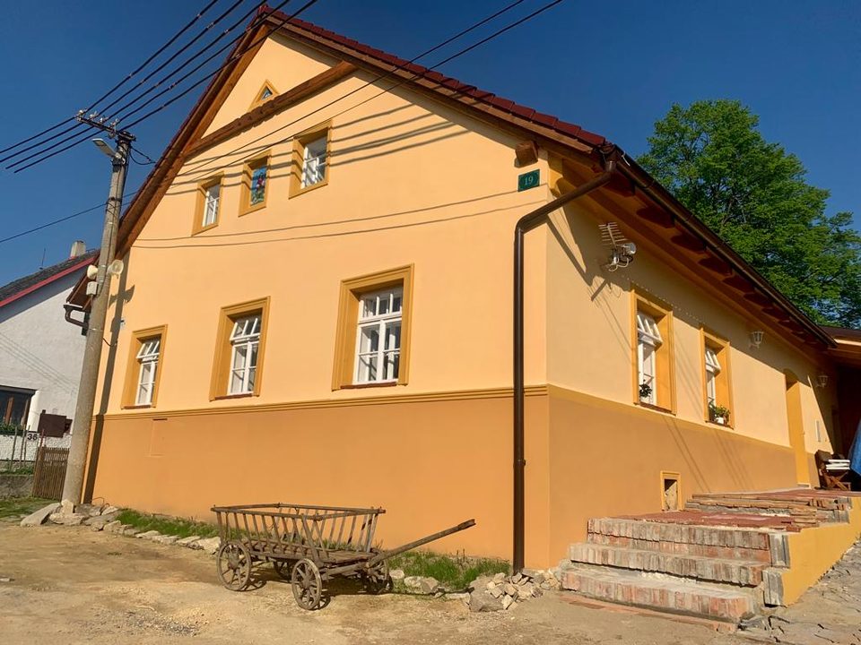 Chalupa Gretl se žebřiňákem u vchodu