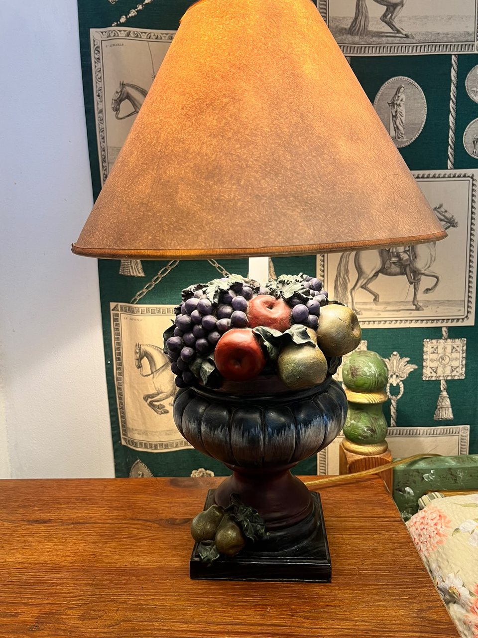 Lampa s ovocem na nočním stolku