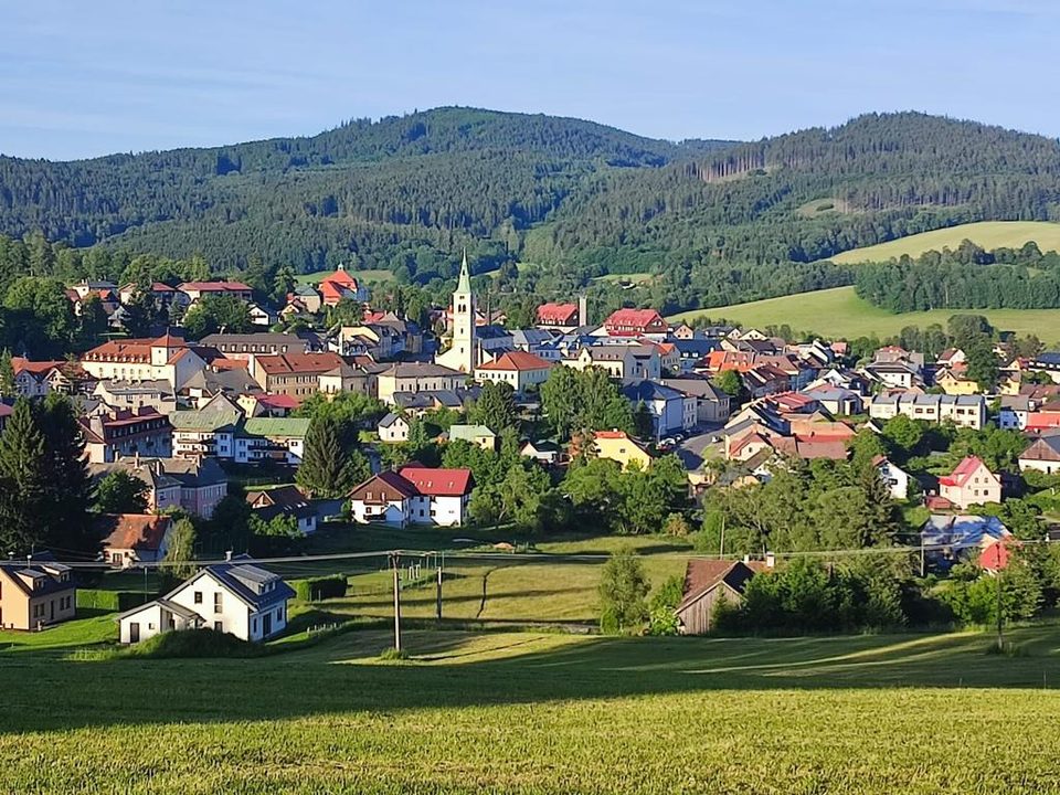 Pohled na město Kašperské Hory z okolních strání